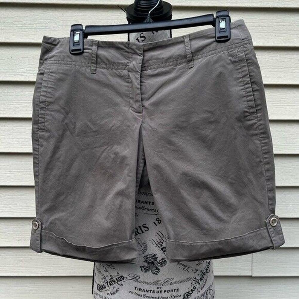 Theory green mid rise Bermuda cuffed shorts with pockets